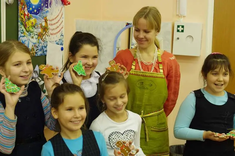 Новогодний мастер-класс для школьников — роспись пряников.