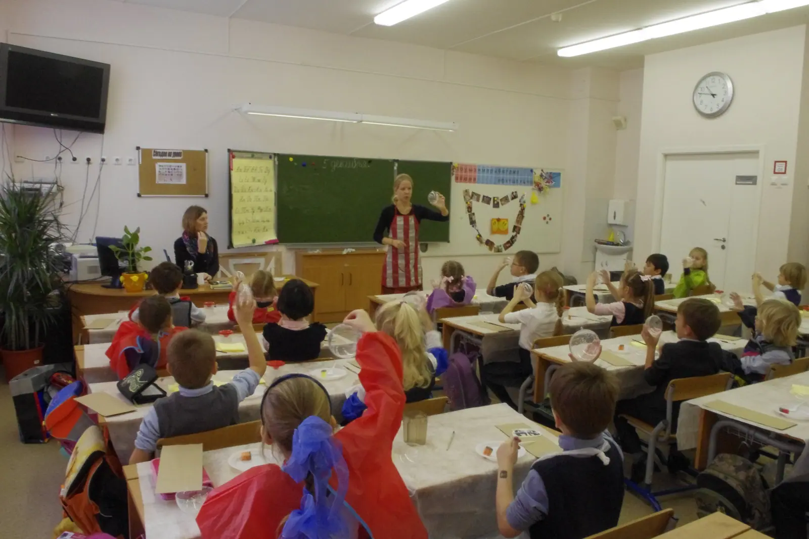 Роспись ёлочных шаров в школе.